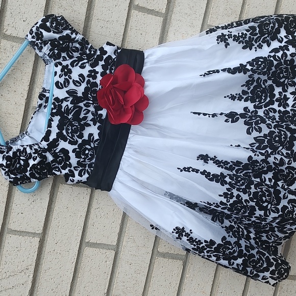 Black & White Dress - Picture 3 of 10